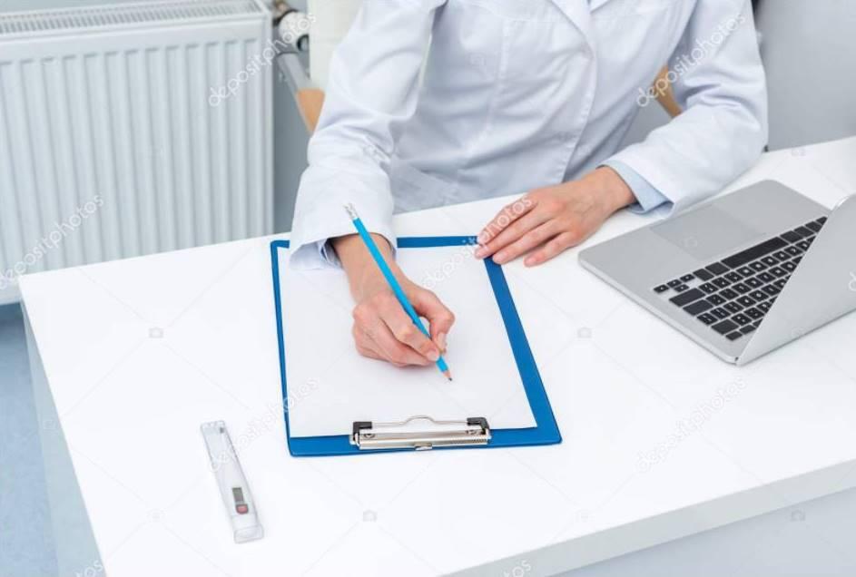 Lekarz piszący na kartce